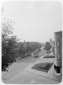 604538 Gezicht in de Adriaen van Ostadelaan te Utrecht, met een tram, vanaf de hoek met de Vossegatselaan.